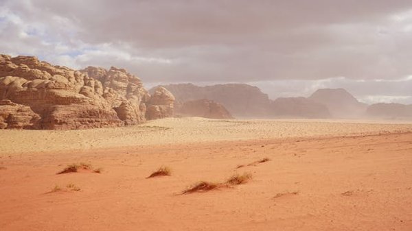 Quels sont les conseils pour une randonnée en autonomie dans le désert de Wadi Rum, Jordanie?