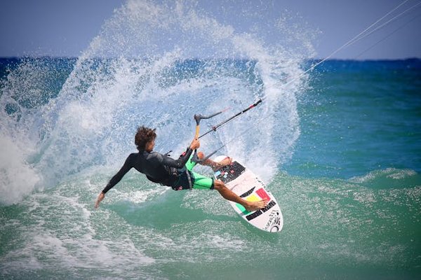Comment trouver une location de vacances en Algarve avec des cours de kite surf et des excursions en bateau?